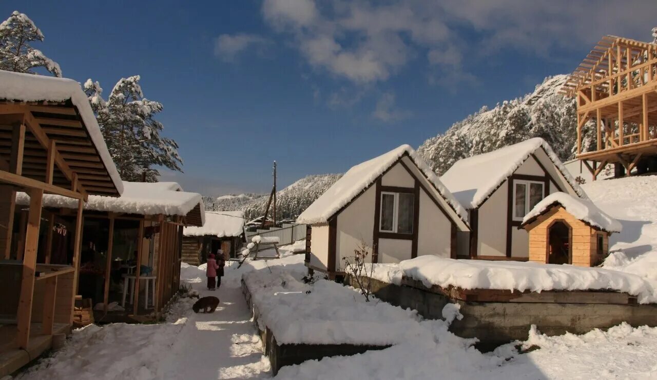 Усадьба под синей горой в элекмонаре. База отдыха голубые горы чемал. Под синей горой. Голубые горы. База отдыха остров дракона элекмонар.