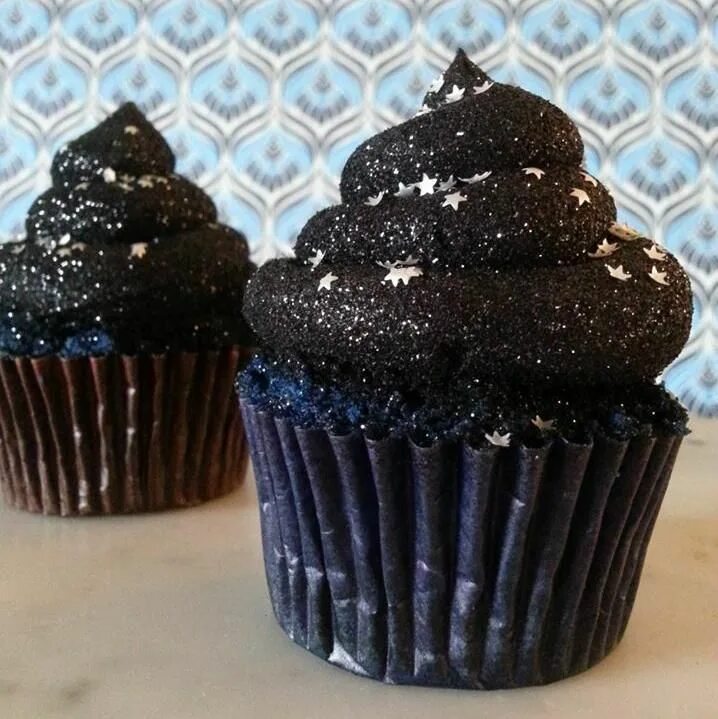 Темный кекс. Черные пирожные. Черный кекс. Черные капкейки. Кексы с блестками.
