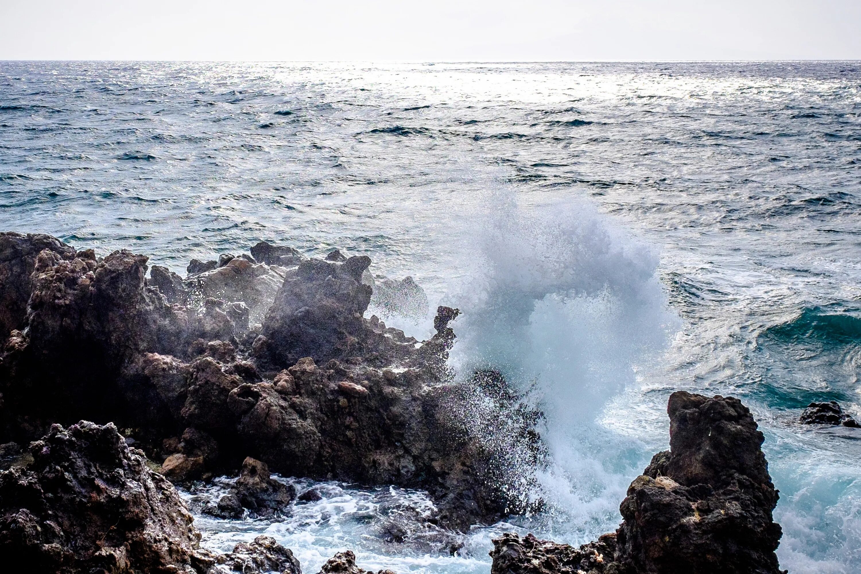 Волны на берегу. Море прилив. Волны разбиваются о скалы. Волны бьются о камни.