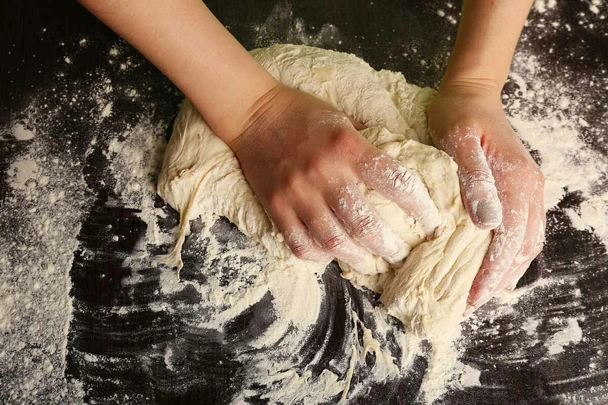 Месить тесто. Руки месят тесто. Мука тесто. Замешивание теста. Как замешивать тесто на хлеб
