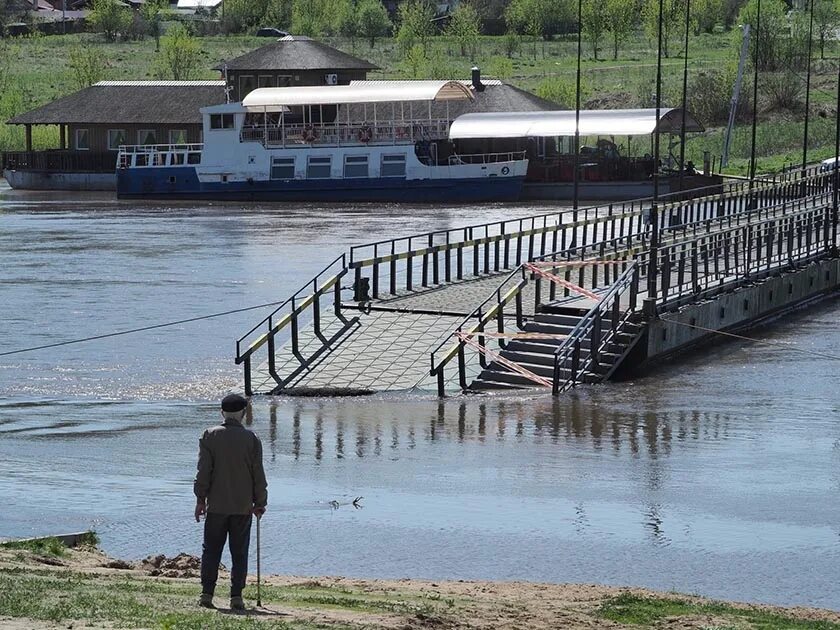 Подъем реки оки в калуге. Понтонный мост Калуга. Понтонный мост Калуга 2022. Старая Калуга Понтонный мост. Понтонный мост на Оке.