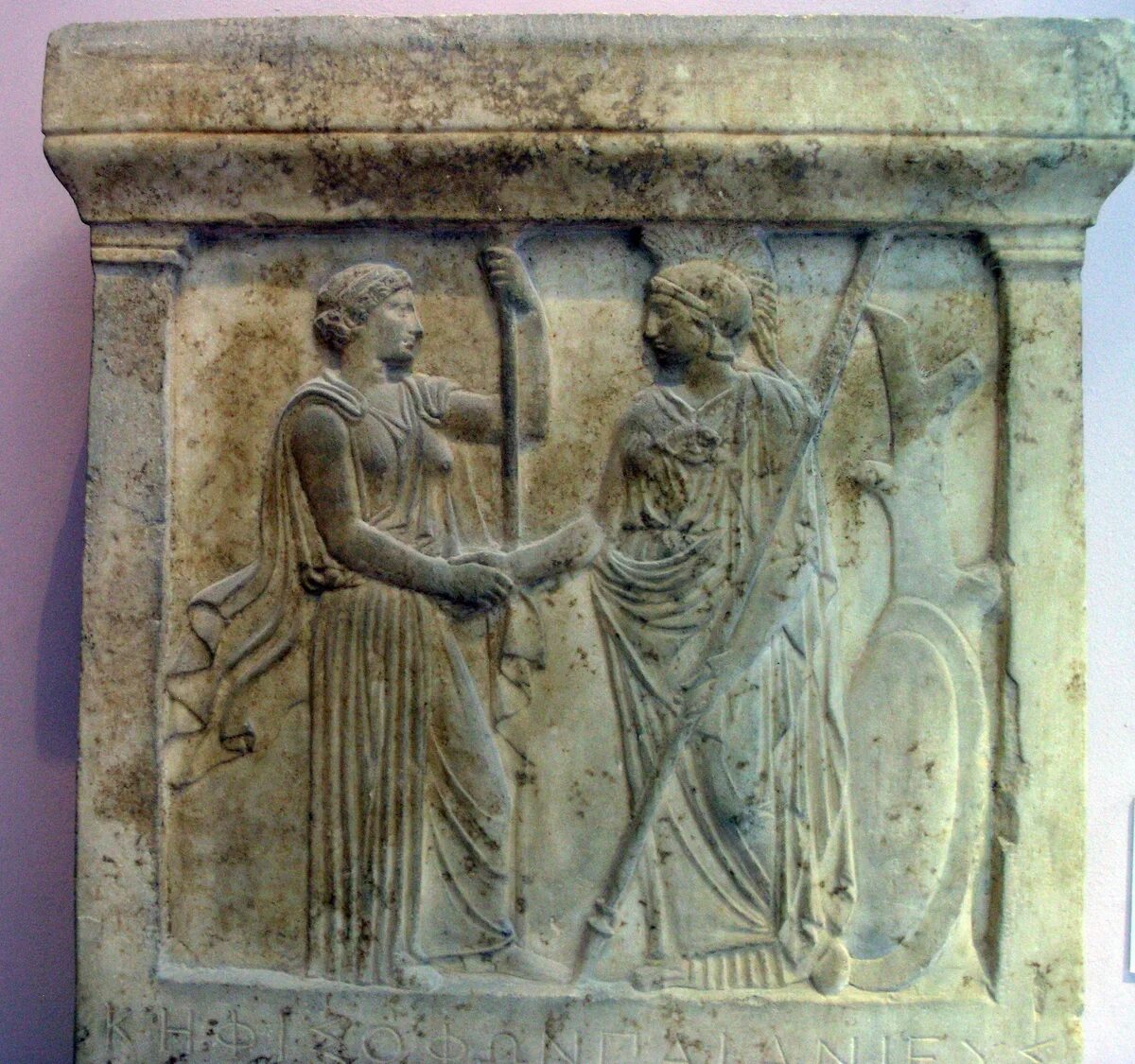 Греческий поцелуй. Греческий барельеф. Рукопожатие в древней Греции. Рукопожатие в древности. Рукопожатия в древнем мире.
