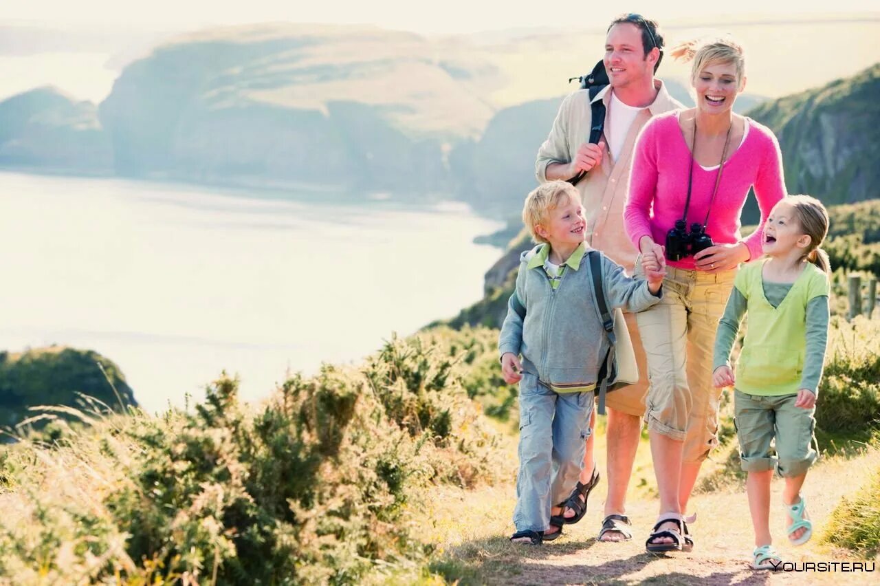 Папа с новорожденным. Спящий папа и малыш. Дети на море. Отец и сын. Детям о папе.