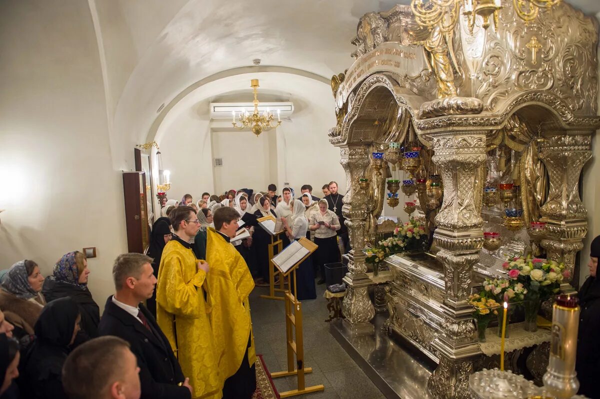 Часы посещения матроны московской. Очередь в храм Матроны Московской. Очередь к мощам Матроны Московской. Матрона Московская храм на Таганке очередь. Очередь к Святой Матроне.