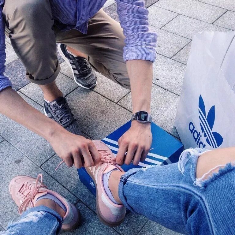 мужчина завязывает шнурки. мальчик завязывает шнурки. мальчик завязывает шнурки футбол. парень завязывает шнурки. мужчина завязывает галстук другому мужчине.