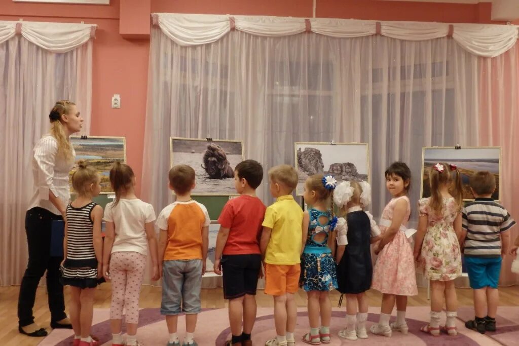 воспитательница в детском саду. воспитатель логопедической группы. дети в детском саду. воспитатель и дети в детском саду. воспитатель с родителями.