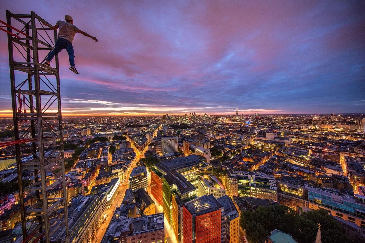 небоскреб гонконга скайскрепер. на крыше. высота бурдж халифа в дубае. бурдж халифа смотровая площадка на 148 этаже. с высоты сама.