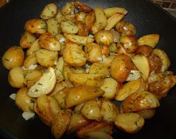 Картошка в кожуре на сковороде