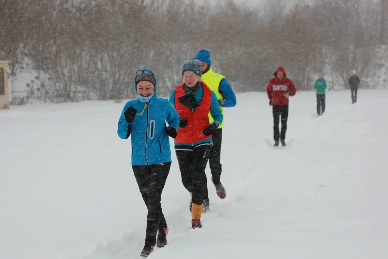 Зимние занятия спортом. Занятия физкультурой зимой. Зимняя экипировка для бега. Одежда на физкультуру зимой. Одежда для занятий спортом зимой.