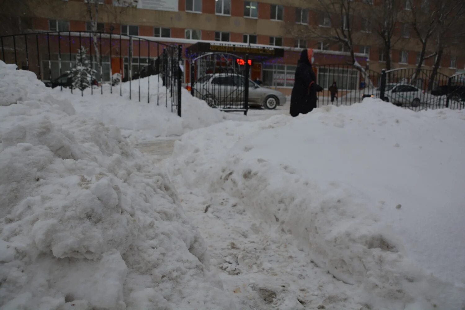 Из снежных сугробов число. Снег сугробы. Завалило снегом. Много снега. Заваленные снегом улицы.