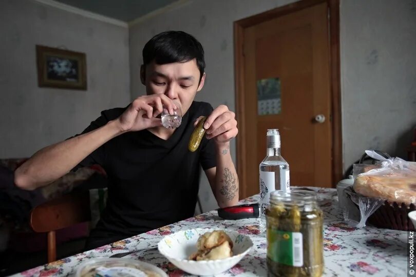 Российский фильм где китаец излечил алкоголика. Алкаш с пивом. Молодые алкоголики. Немиров роман. Юрий алкаш.