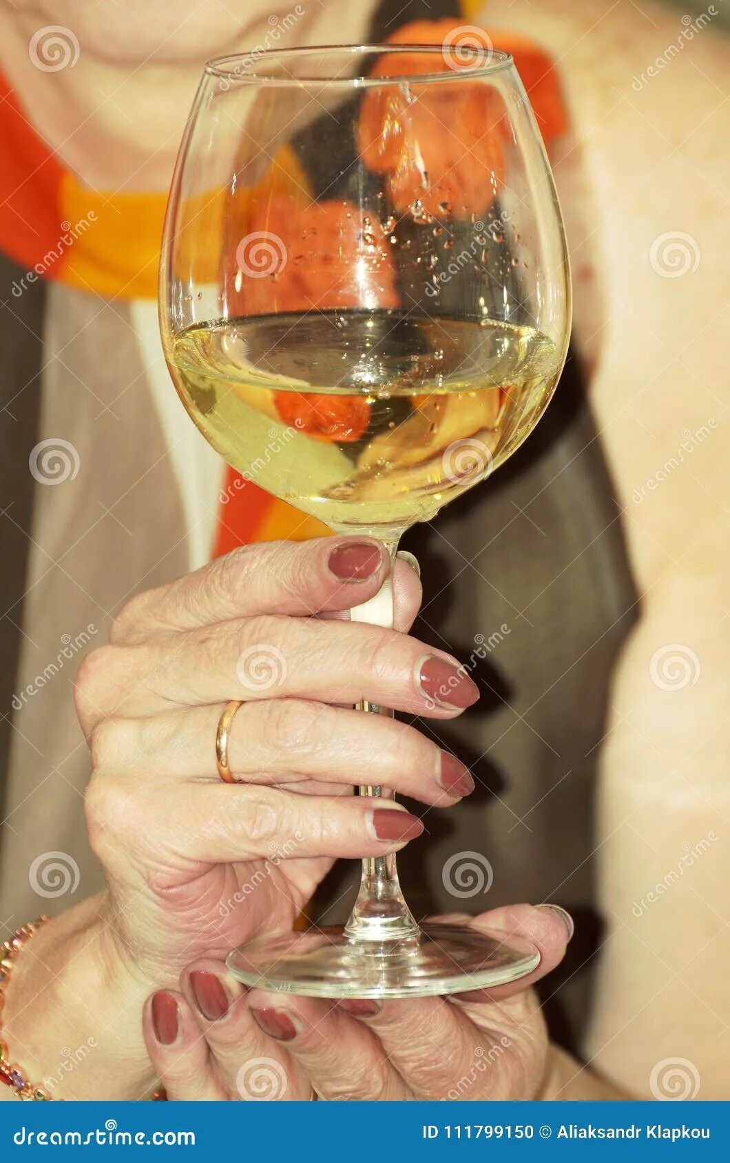 Бокал вина в руке. Женщина с фужером в руке. Девушка держит бокал в руке. Женщина с рюмкой. В ее руках вино