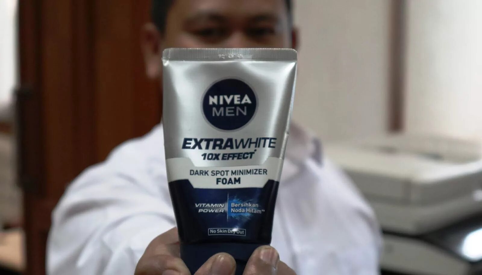 Крем против черных. Nivea men Extra White для лица. Nivea men мыло. Nivea men глина. Нивея Мэн слоган.