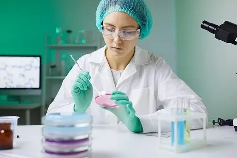 Лаборантам бактериологической лаборатории проводят вакцинацию