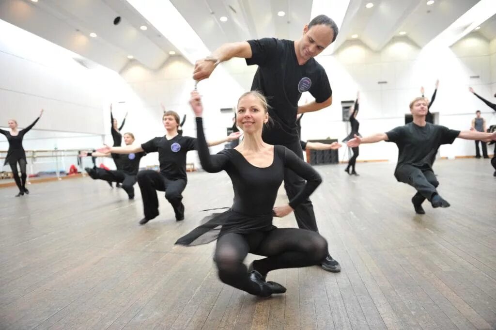 официальный архив ансамбля. балет игоря моисеева репетиция. репетиция коллектива. сергей аникин ансамбль моисеева. репетиция танцоры черная форма.