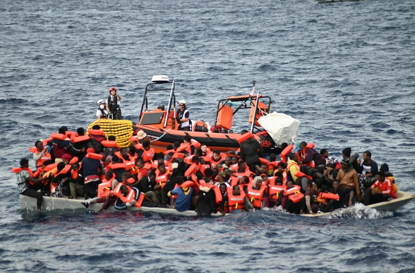 Мигранты бегут из россии 2024. Спасение мигрантов в океане. Затонула лодка с мигрантами. Затонула лодка с тремя сотнями мигрантов. Беженцы в Италию на корабле.
