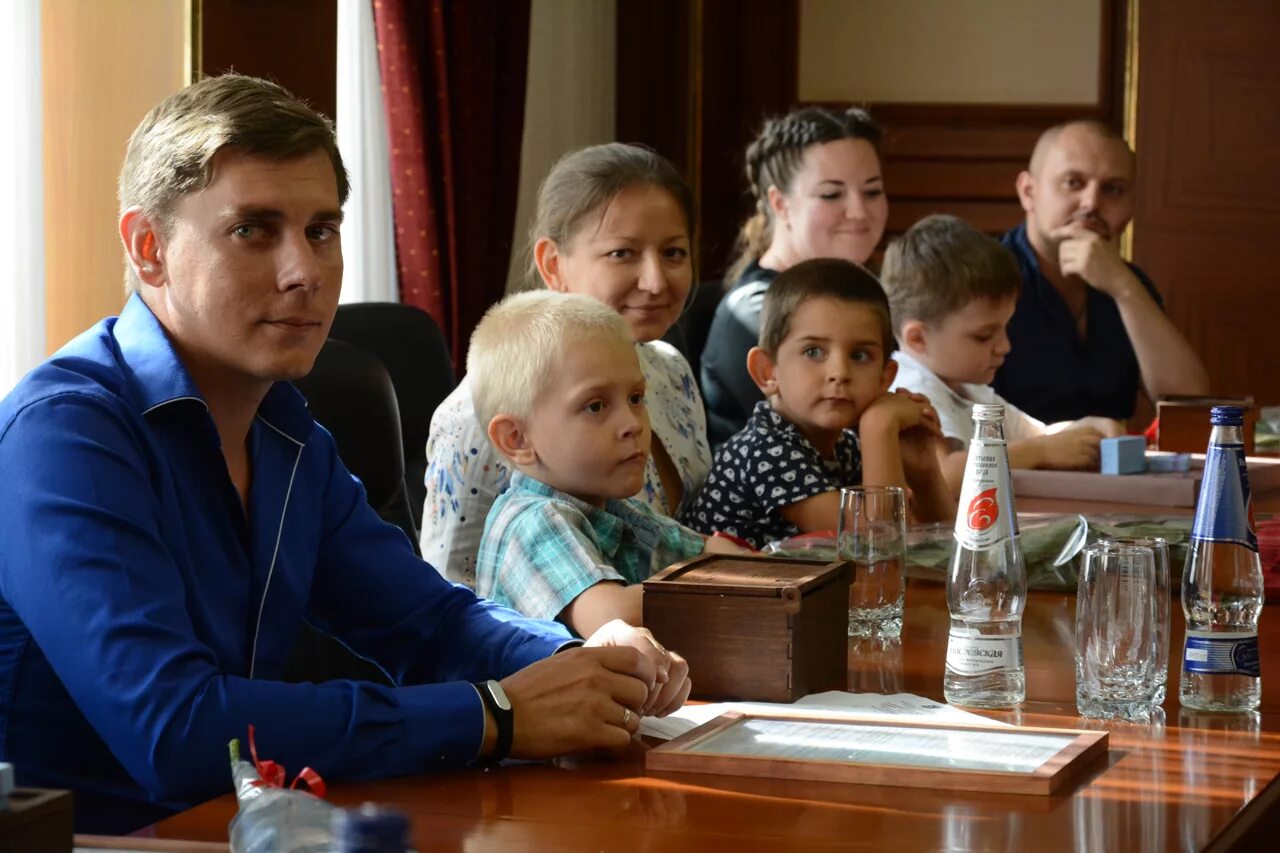 Программа молодая семья в ставропольском крае 2024. Семья кардубан ставропольский край. Семья с детьми ставрополь. Ставрополь чукотский 14. Губернаторская программа молодая семья.
