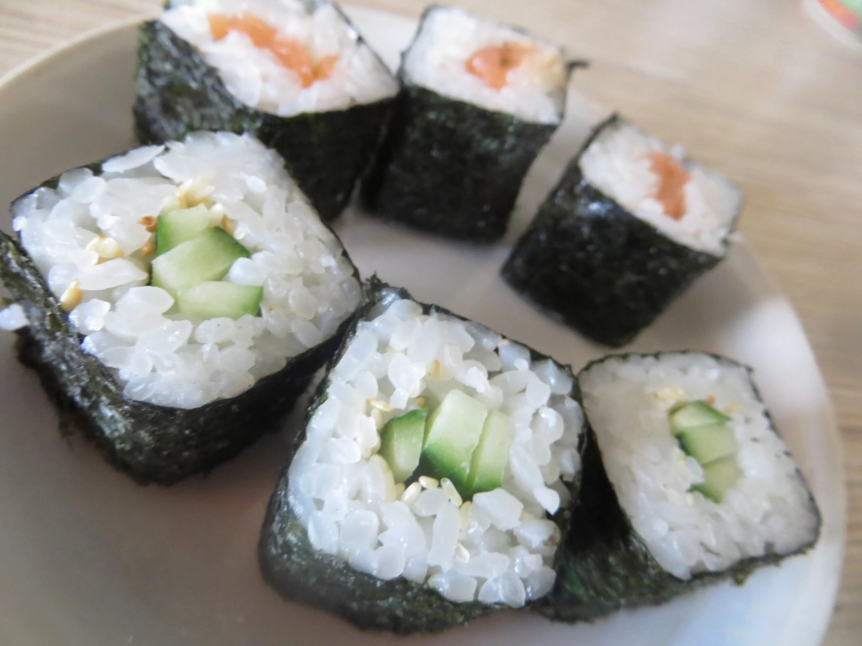 Суши домашние. Домашние роллы. Суши роллы приготовление. Простые роллы. Домашние роллы.