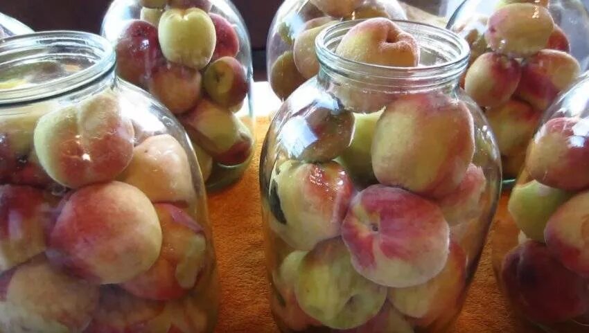 Компот из резанных яблок на зиму рецепты. Компоты в банках. компот ассорти на зиму. компот из яблок на зиму без стерилизации. яблочный компот в банке.