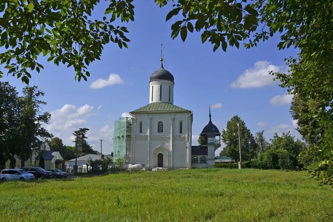 Храм успения на городке в звенигороде. Успенский собор в звенигороде. собор на городке в звенигороде. храм на городке звенигород. церковь успения пресвятой богородицы в звенигороде.