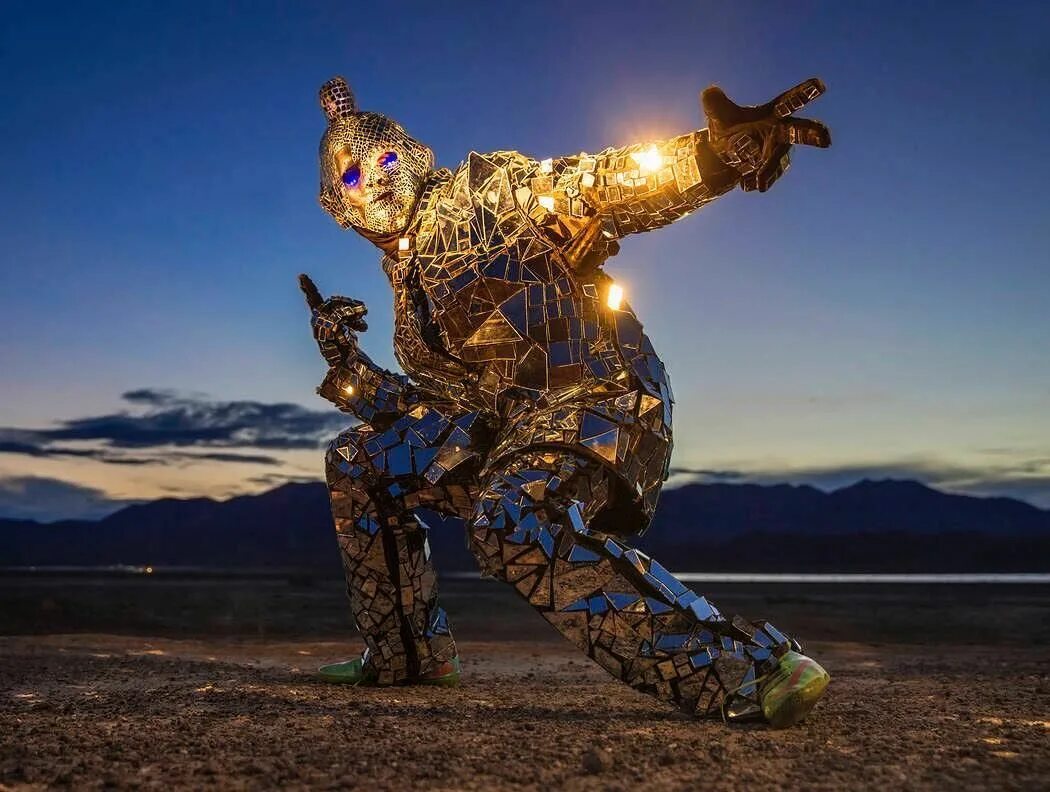 Бернинг мэн люди. Арт-фестиваль burning man. Фестиваль «горящий человек» (burning man, black rock desert). Берн мэн фестиваль. Шоу в пустыне невада burning man.