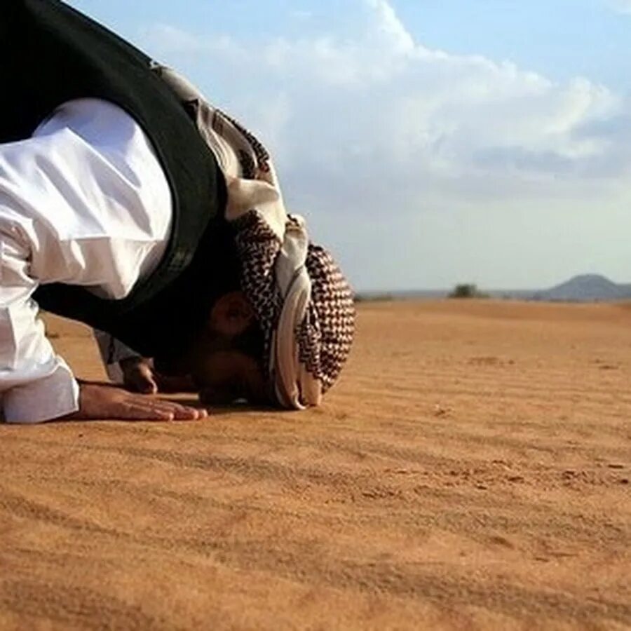 Мусульманин в пустыне. Дорога мусульманина. Намаз в пустыне.
