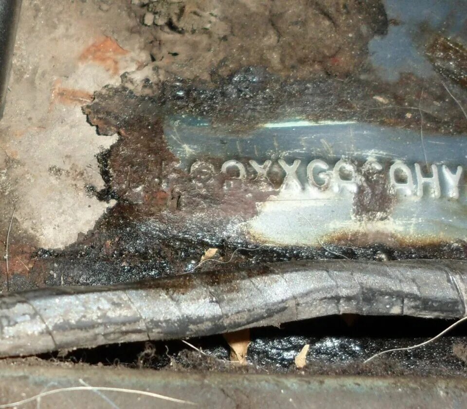Вин номер в ржавчине дукато. Ржавый вин номер. Ржавчина на вин номере кузова. Ржавый вин на кузове. Коррозия вин на раме автомобиля.