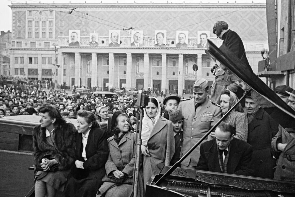 Москва победа 1945. 9 Мая 1945 площадь Маяковского. Празднование Победы 9 мая 1945. Манежная площадь 9 мая 1945.