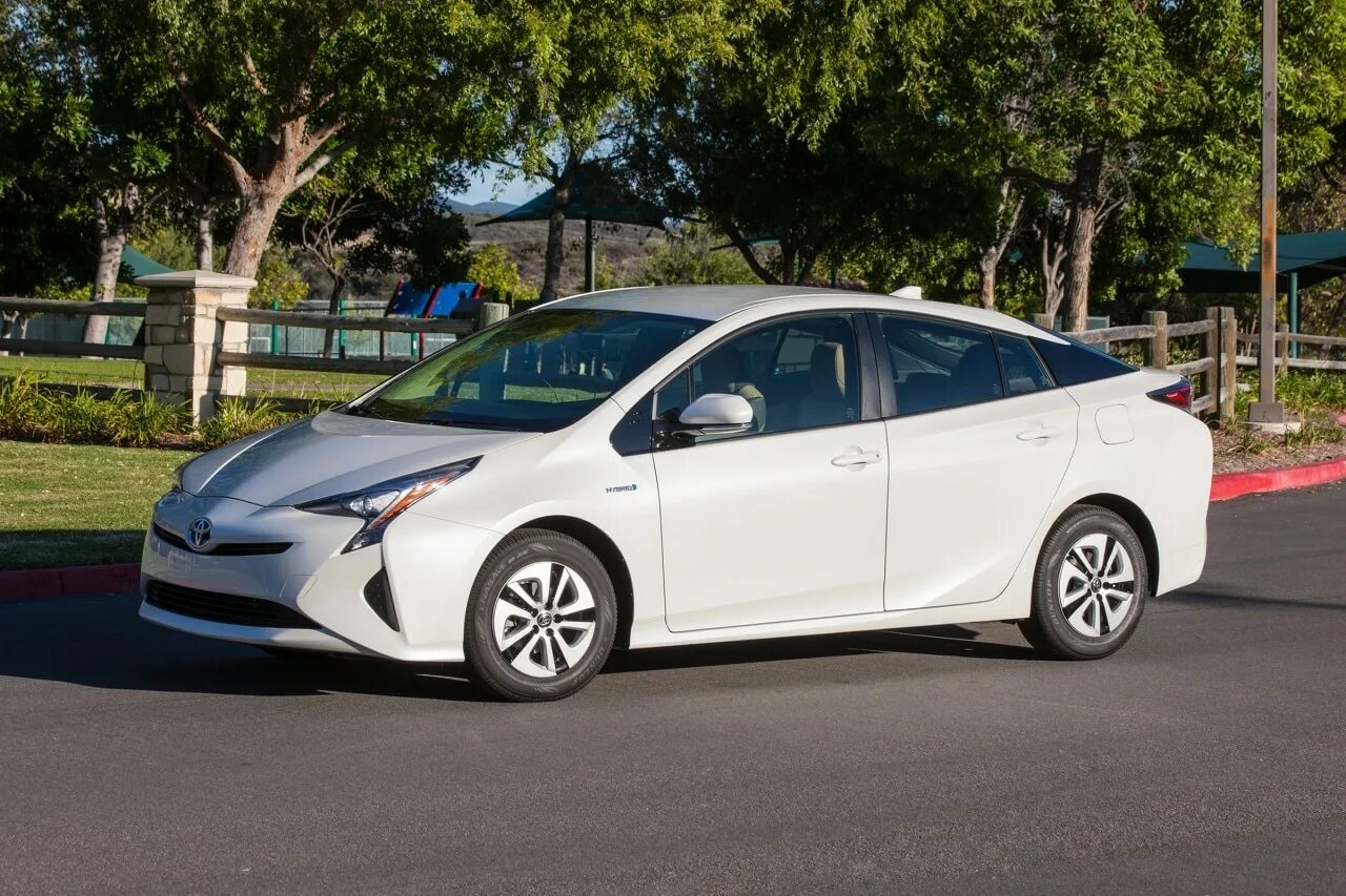 Автомобили тойота гибрид. Toyota Prius 2016. Тойота Приус гибрид 2016. Toyota Prius 6. Toyota Prius новый.