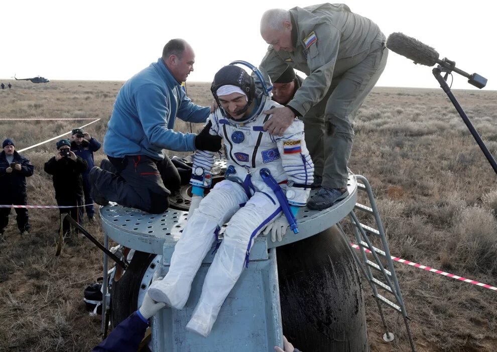 место приземления союз тма 11. спускаемая капсула корабля "союз тм-14". приземление космонавтов. космос возвращение на землю. спускаемый аппарат шэньчжоу.