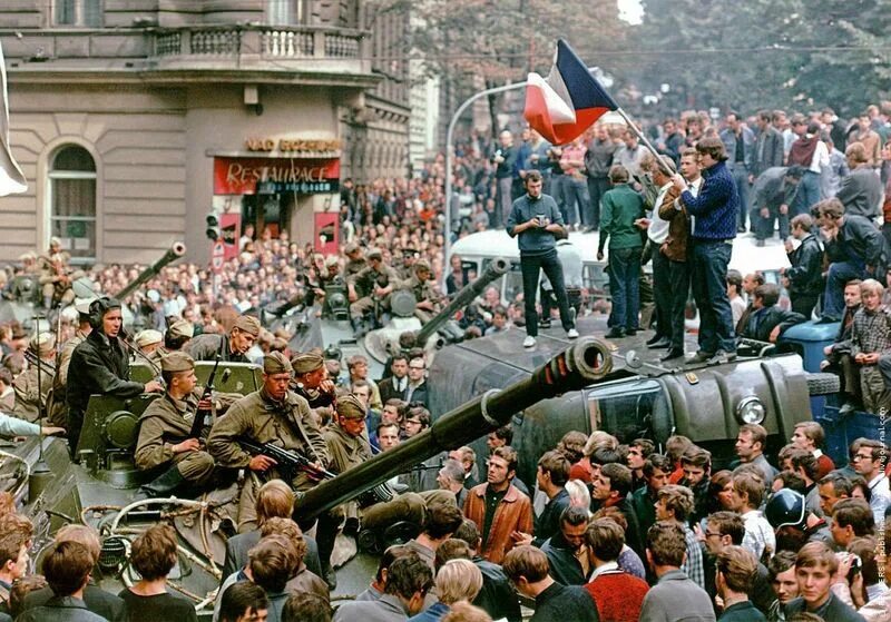Все люди кроме нее стали жертвами вторжения. Советские войска в Праге Чехословакия 1968. Операция «Дунай». Чехословакия, 1968 год..