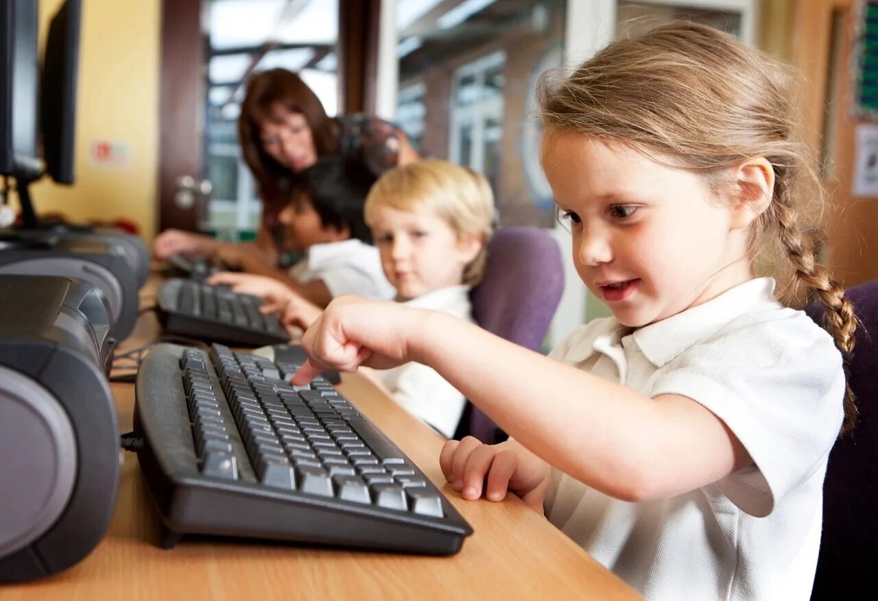 Компьютер для детей. Дети за компьютером в школе. Компьютер в школе. Компьютер для детей школу. Интернет урок дети