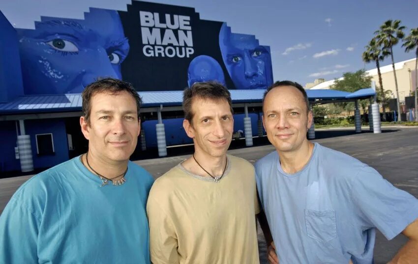 Группа голубых мужчин. Группа Blue man Group. Blue man Group солистка. Blue man Group без грима. Blue man Group шоу.