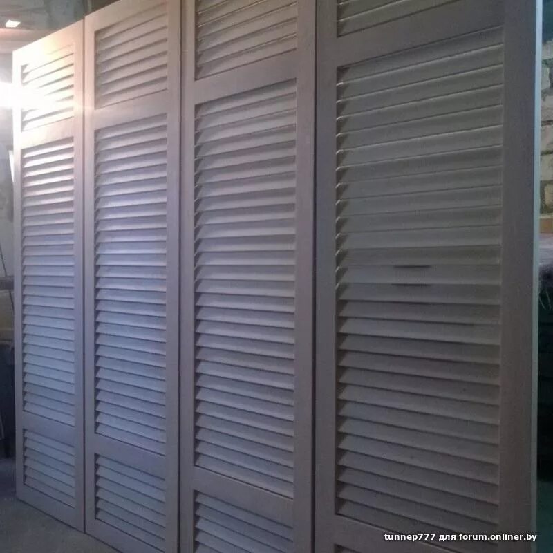 Декоративная дверца для печки. Жалюзийные дверцы сантехшкаф. Старинные чугунные дверцы для печек. Жалюзийные дверцы под окном. Крашеный реечный фасад.