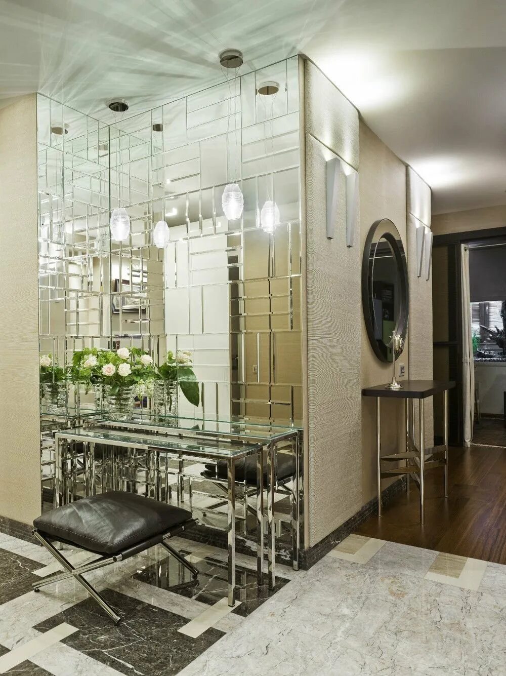 Зеркальная стена. Зеркальная перегородка. Зеркальная плитка в интерьере прихожей. Зеркальное панно в интерьере гостиной. Квартира зеркальный.