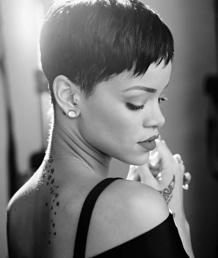 Pixie issue. Рианна лысая. rihanna pixie. короткие женские стрижки. короткие прически женские.