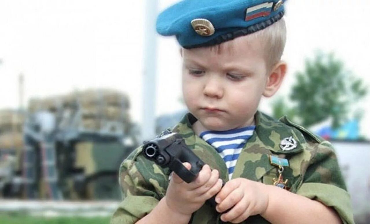 Дети в военной форме. Малыш в военной форме. Маленький военный.