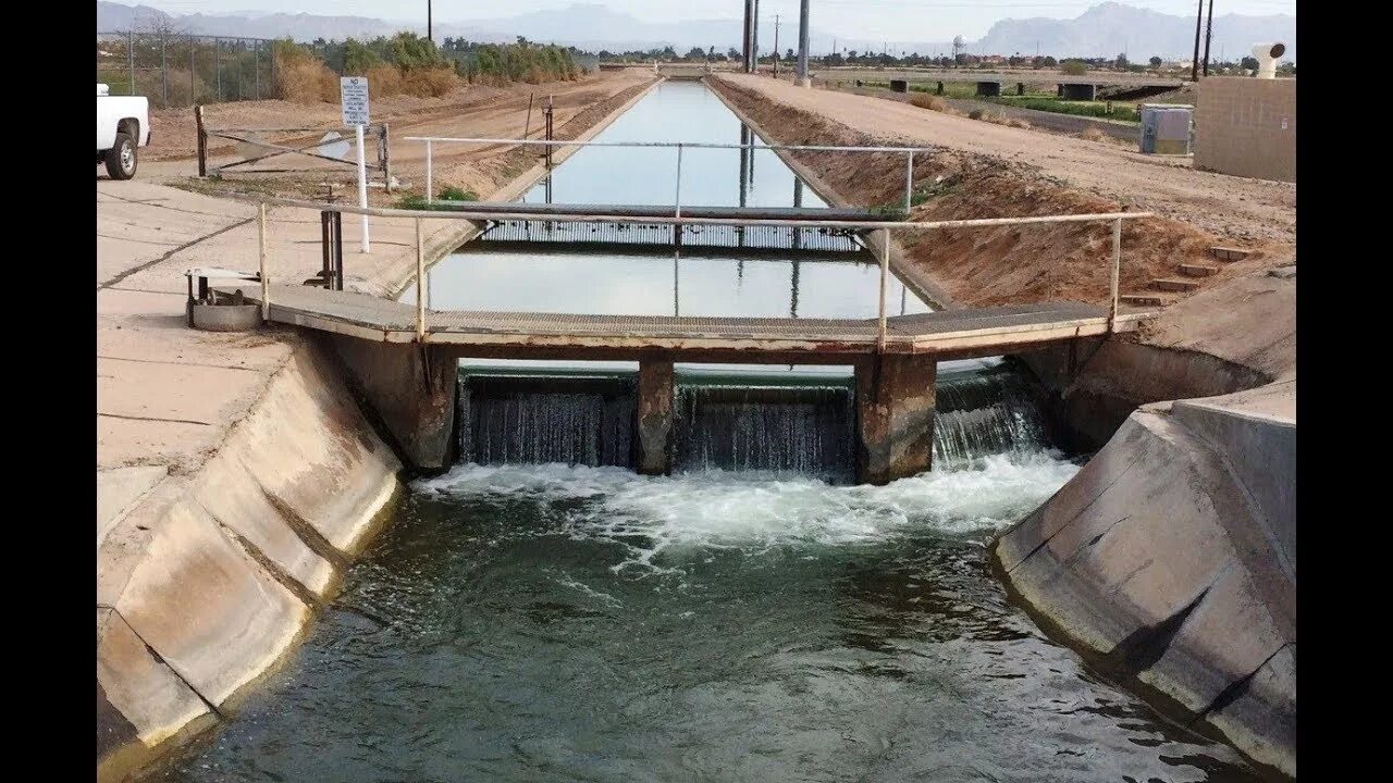 Люди перегородили реку большой плотиной вода выше. Регуляционные гидротехнические сооружения. Каналы гидротехнические сооружения. Водоподпорные ГТС. Гидротехническое сооружение пруда.