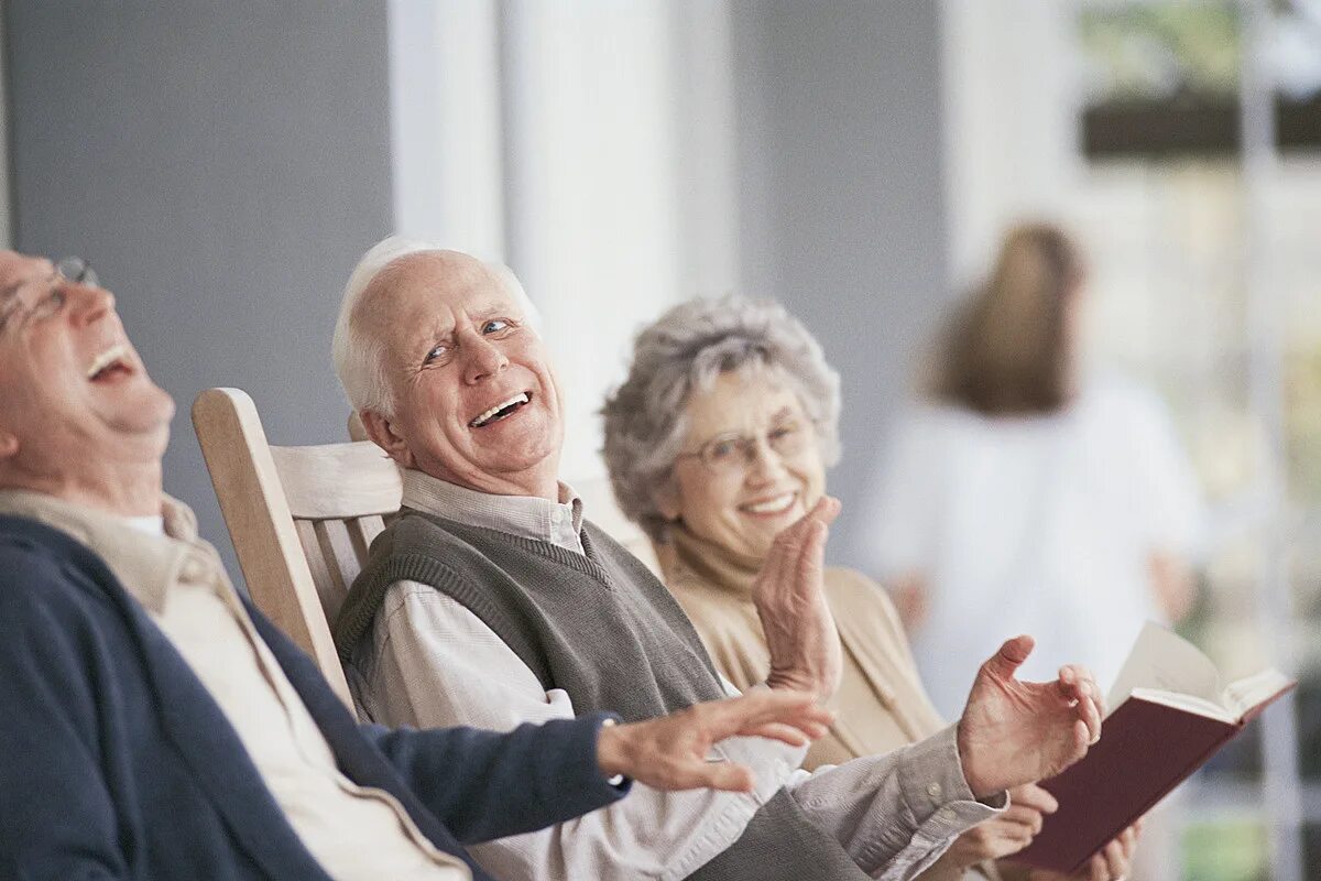 Living old age. Пожилые люди. Пожилые люди смеются. Счастливые пенсионеры. Общение с пожилыми людьми.