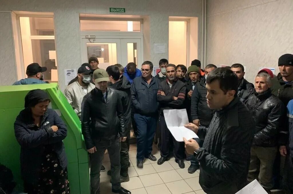 трудовая миграция кыргызстанцы в москве. мигранты узбекистана. таджики мигранты. мигранты таджикистана. мигранты из узбекистана в россии.