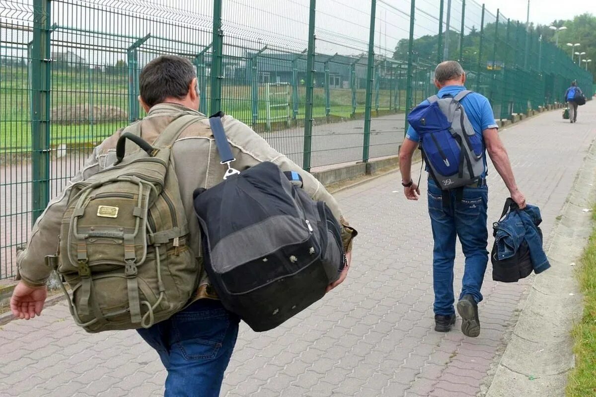 Заробитчане Украина-Польша. Мигранты Украины. Заробитчане Украины. Мигранты с сумками.
