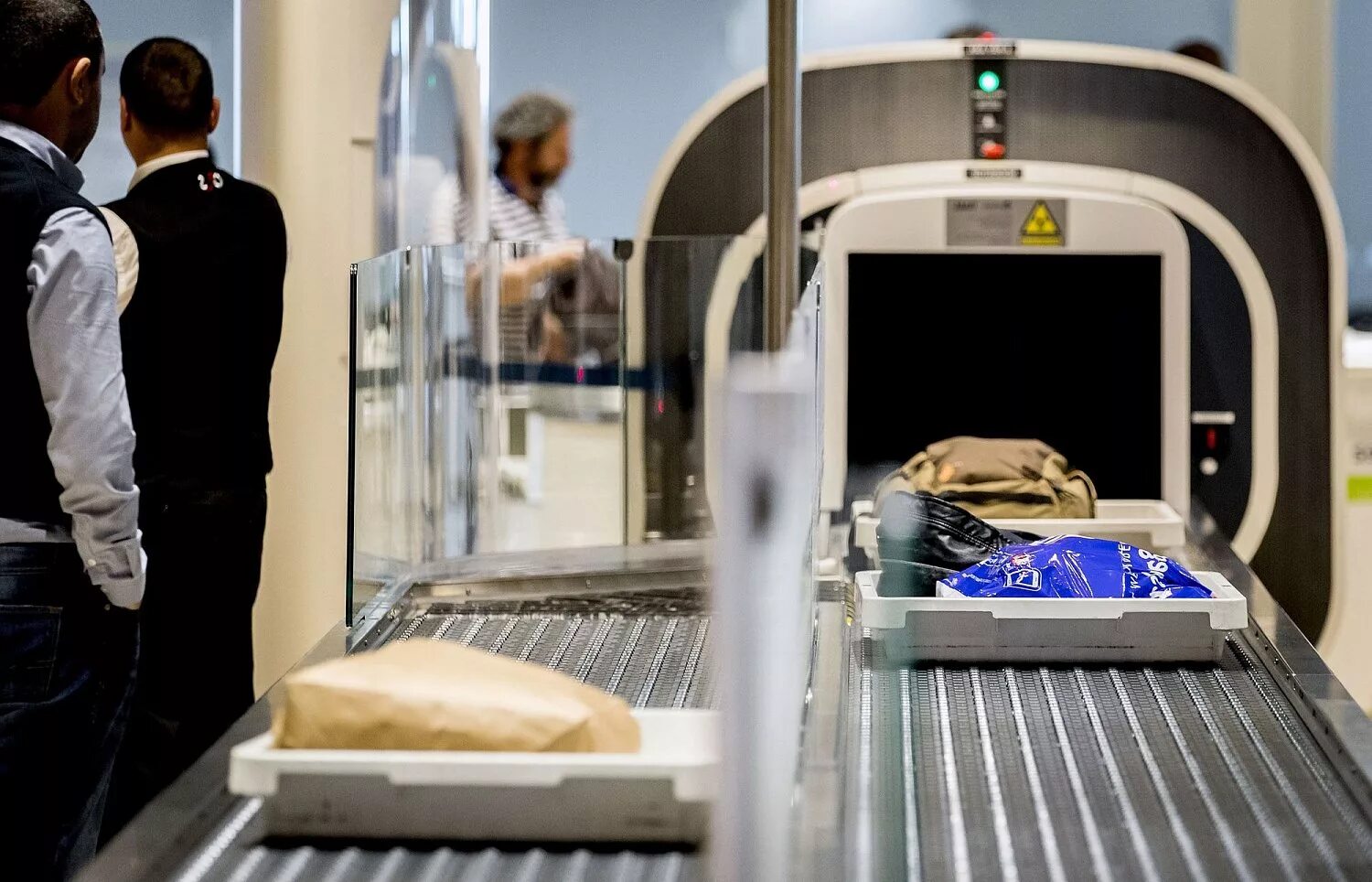 Досмотр багажа в аэропорту. Контроль ручной клади. Досмотр багажа в аэропорту. Сканирование чемоданов в аэропорту. Контроль ручной клади.