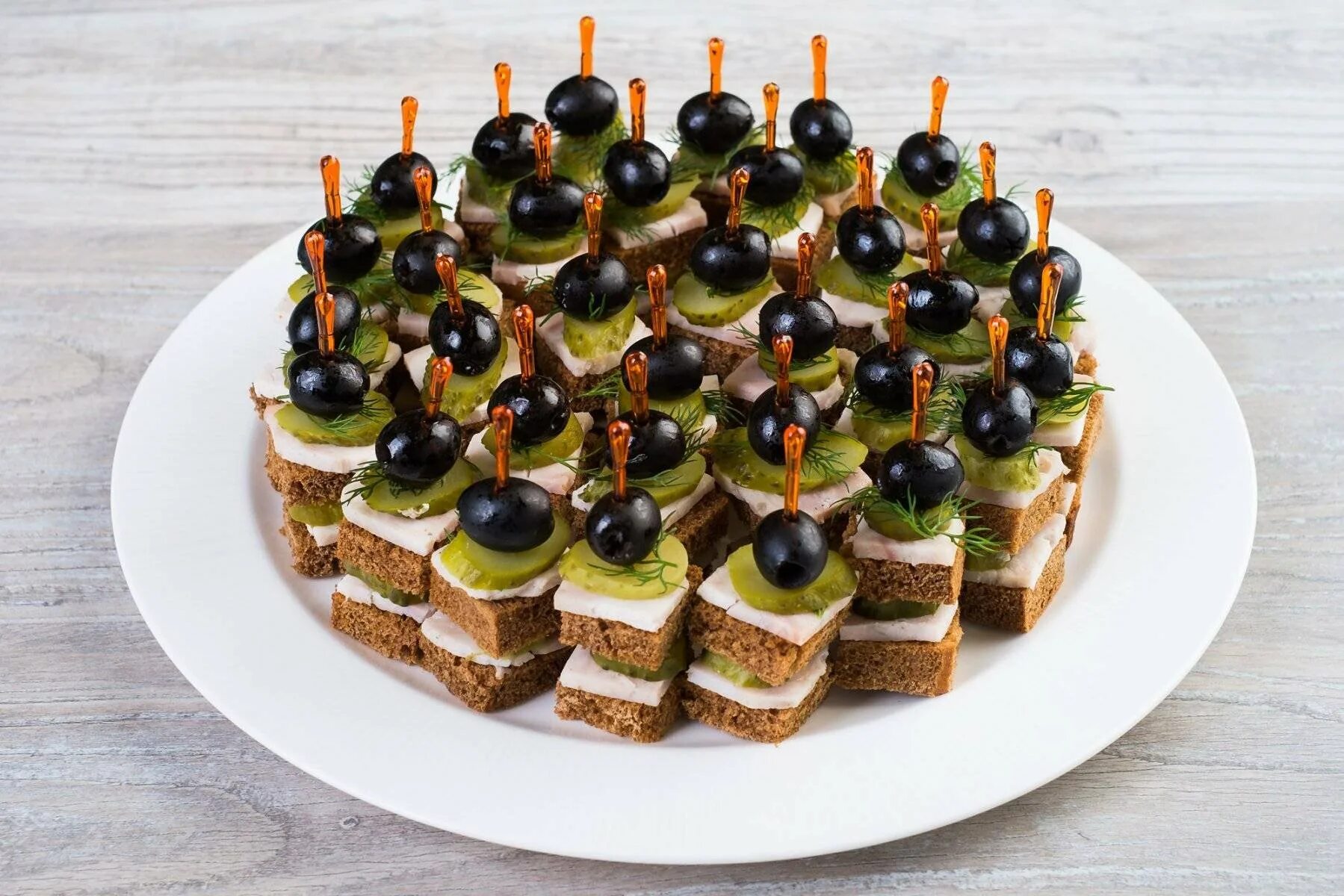 мини бутерброды. бутерброды на шпажках. бутерброды вкусные канапе. канапе рыбное. бутерброды канапе.
