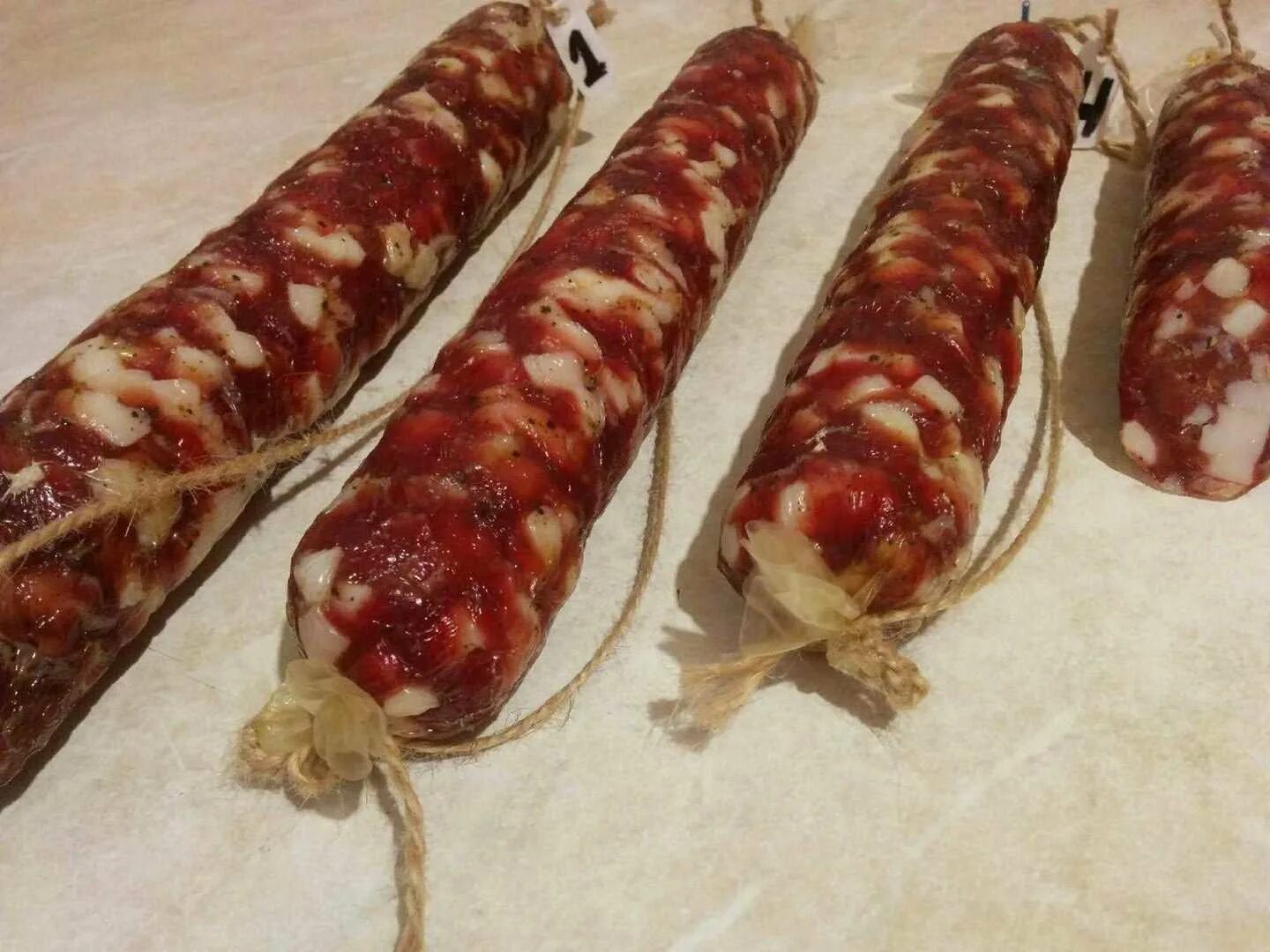 Колбаса белорусская сыровяленая говяжья. Грузинская сыровяленая колбаса. Колбаса свиная сыровяленая. Витебская сыровяленая колбаса мясная. Рецепт сыровяленой колбасы из свинины