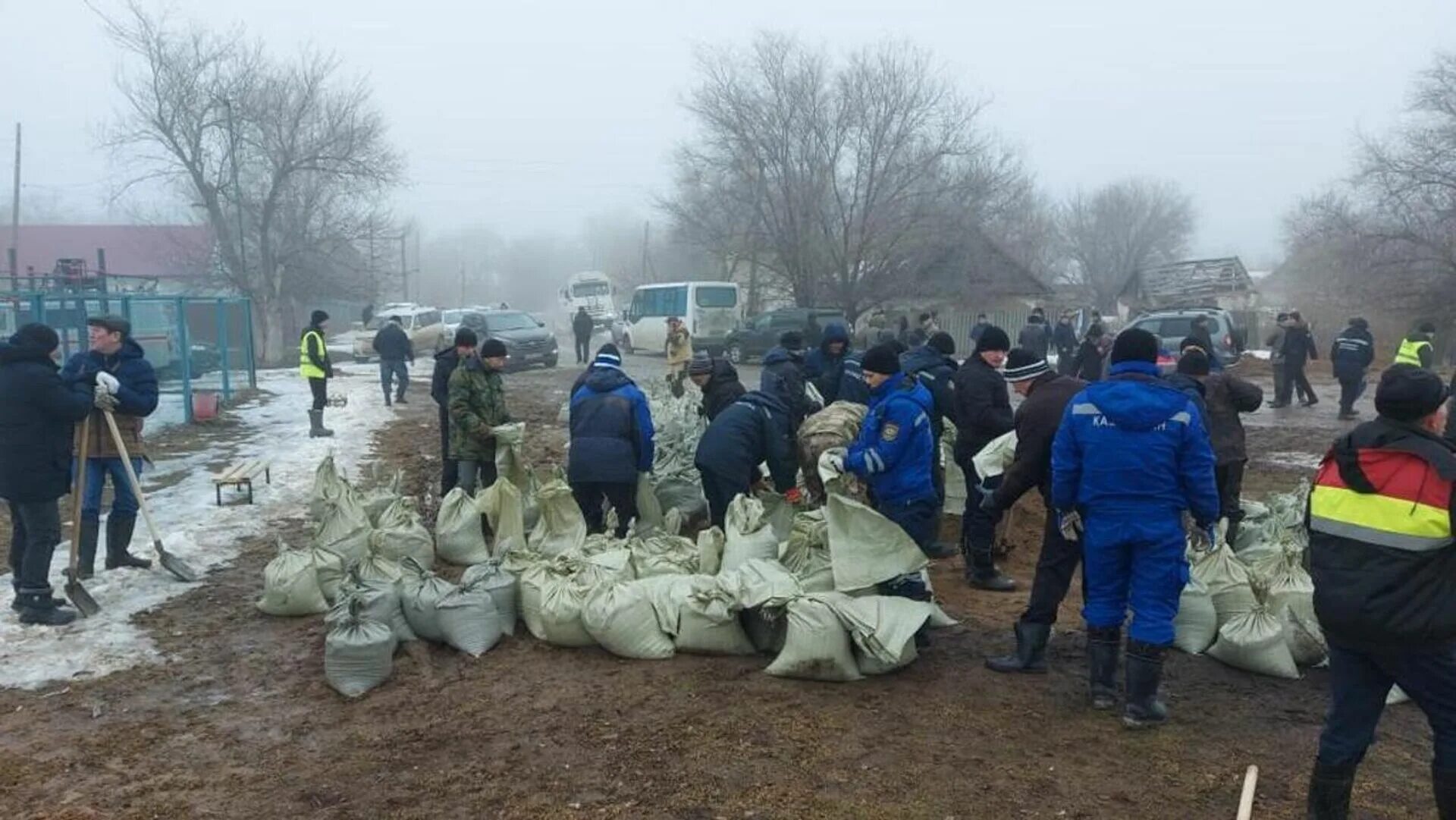 Паводок в атырау. Наурыз в Казахстане. Наводнение ЗКО. МЧС наводнение. Казахстанские спасатели.