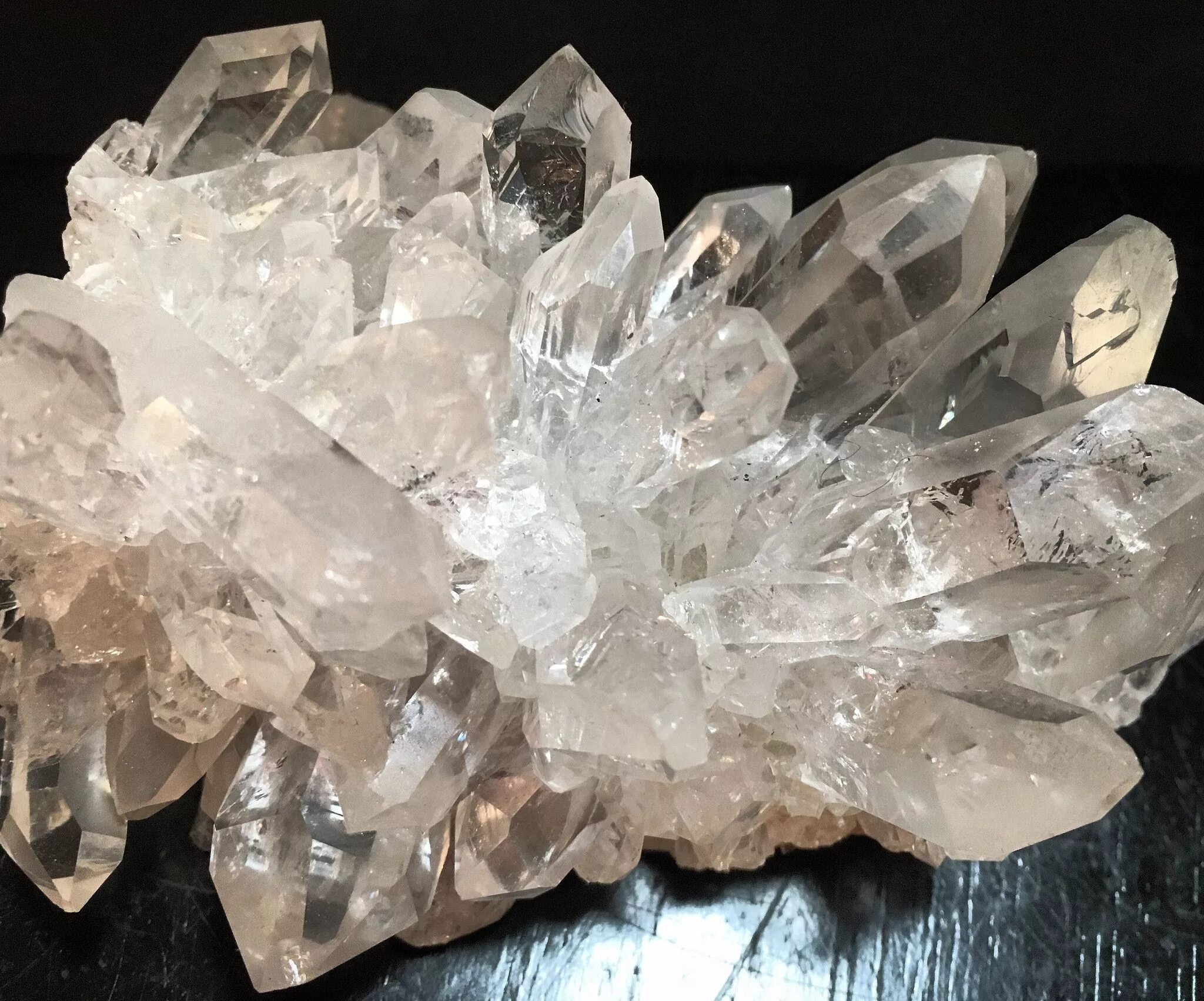 Quartz crystal. Кварц минерал. Кварц минерал Кристалл. Камень с кристаллами кварца. Кварцит, кварц камень.