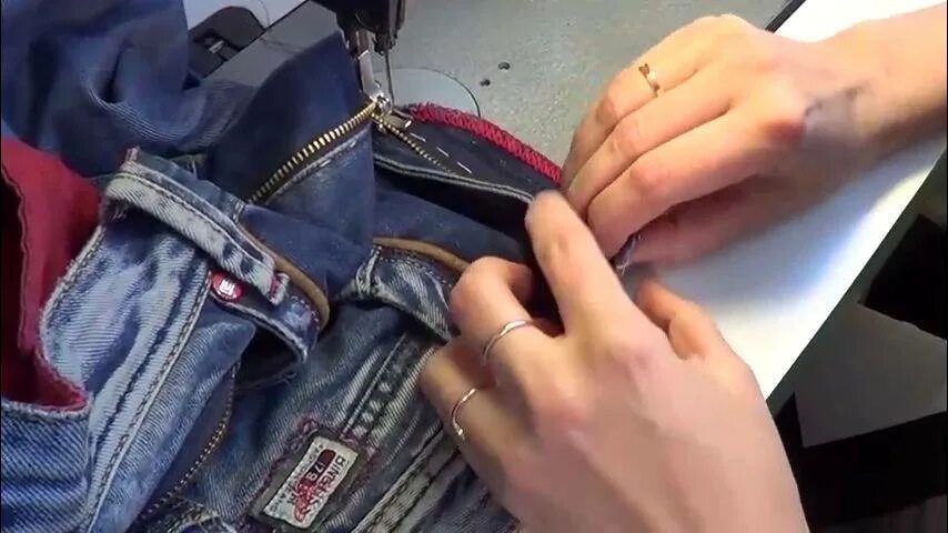 Кнопка на одежде расстегивается. Починить кнопку на куртке. Кнопки для куртки. Пришивные кнопки на пуховике. Кнопка на одежде расстегивается.