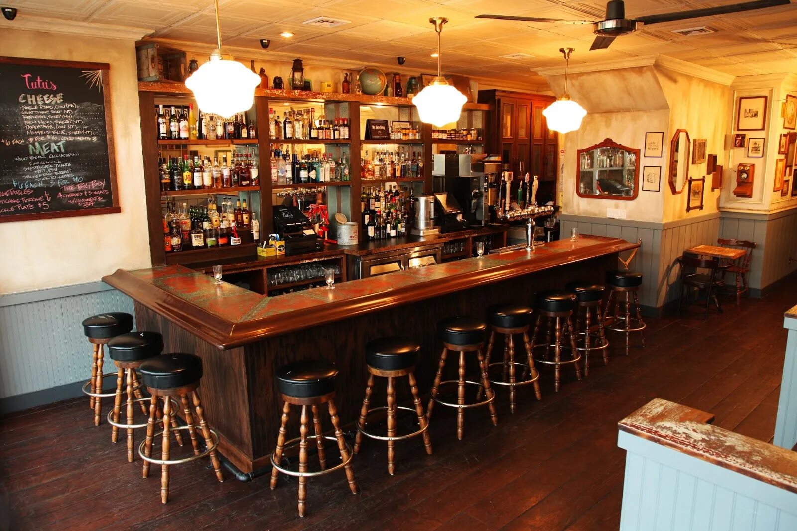 Language change. кафе в стиле мафии. ресторан распутин нью йорк. бар гершон лоанц. американский бар лого.