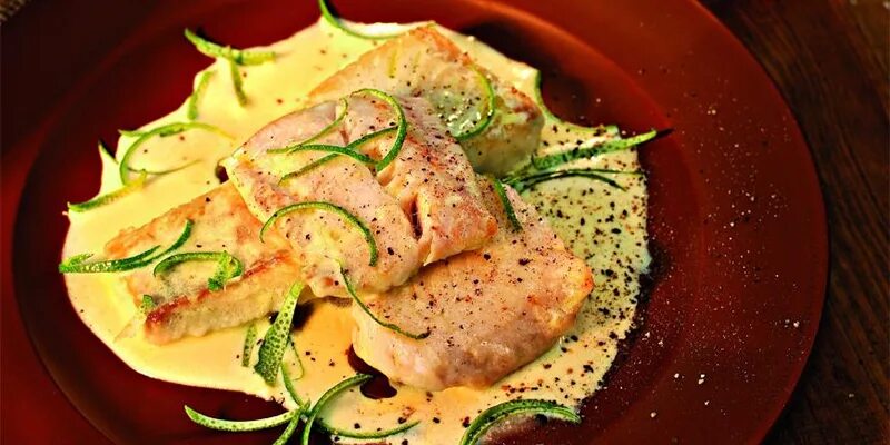 судак с соусом. судак припущенный с овощами. судак в шафрано-сливочном соусе. рыба запеченная под молочным соусом. судак приготовленный под соусом 4.