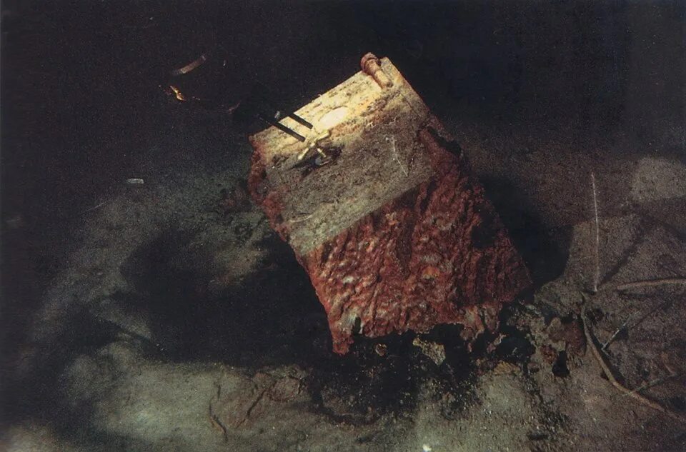 Крушение дату. Титаник 1996 крушение. Место крушения Титаника сейчас. Снимки затонувшего Титаника под водой. Обломки Титаника.